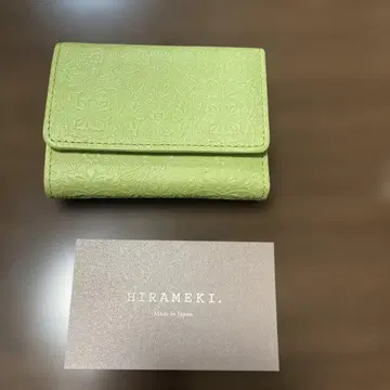 HIRAMEKI 꽃무늬 엠보싱 접이식 지갑
