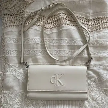 CK 로고 화이트 숄더백
