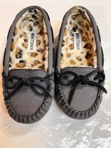 그레이 레오파드 무늬 퍼 내부 미네통카 모카신