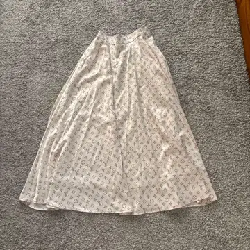 고급스러운 광택, 아름답게 흔들리는 멋진 실루엣! 플레어 스커트