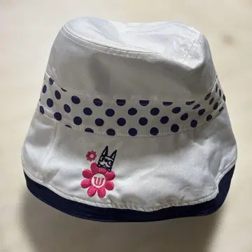 도트 무늬와 스트라이프 무늬의 리버서블 햇 모자