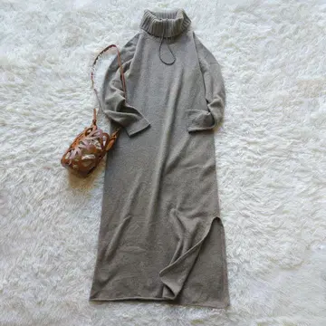 스픽앤스팬 캐시미어 혼방 터틀넥 롱 니트 원피스 베이지