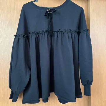 프릴 장식 블랙 긴팔 상의 F 사이즈