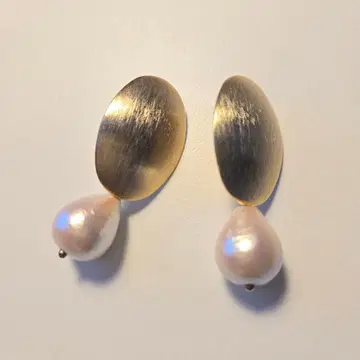 골드 오벌 플레이트 물방울 모양 펄 귀걸이