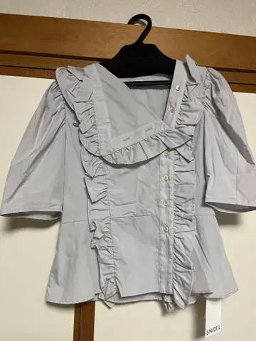 SNIDEL 포인티드 슬리브 레이스 블라우스