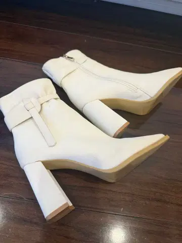 화이트 스틸레토 부츠