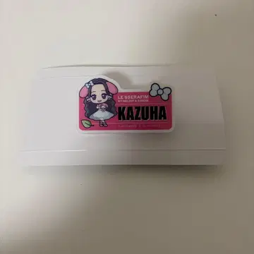 LESSERAFIM 카즈하 아크릴 네임 배지 2종