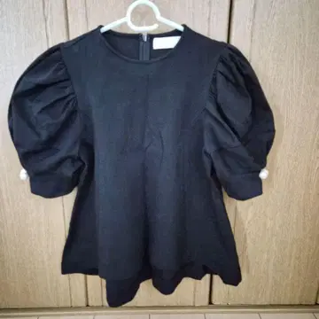 MARILYN MOON 블랙 퍼프 슬리브 상의