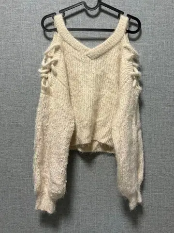 오프숄더 아이보리 니트