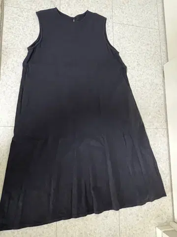 코튼하우스아야*블랙 슬리브리스 무릎 기장 원피스