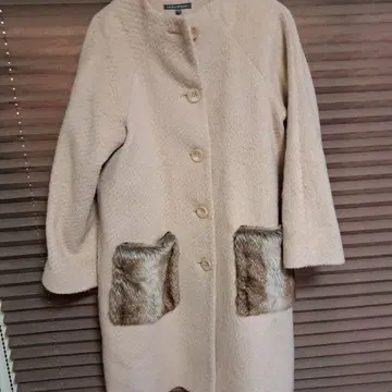 퍼 달린 베이지 롱 코트