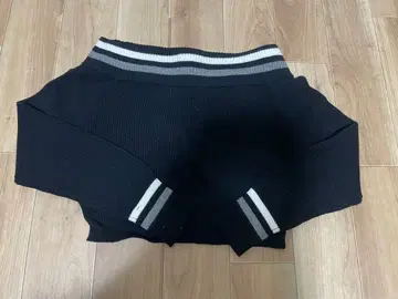 오프숄더 긴팔 니트 블랙 스트라이프