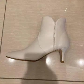 화이트 스틸레토 부츠
