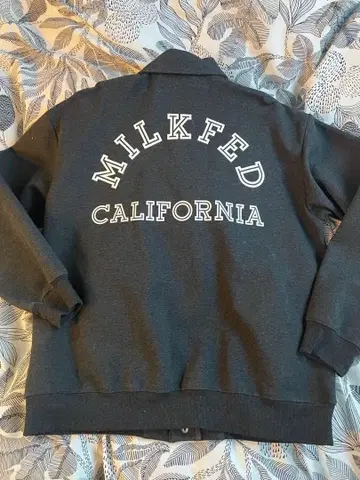 새상품급 밀크 페도 맨투맨 아우터