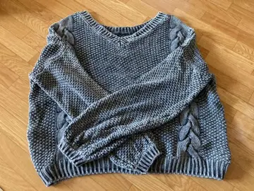 그레이 케이블 짜임 V넥 니트 스웨터