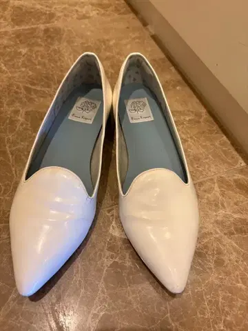 엠마 프랜시스 화이트 스틸레토 플랫슈즈