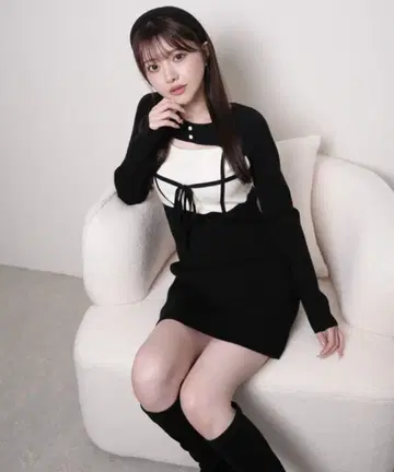 데콜테 오픈 바이컬러 리본 니트 원피스 LIP SERVICE