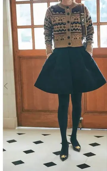 새상품급 세븐텐 하이웨스트 플레어 큐롯 블랙 M