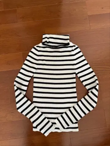 스트라이프 터틀넥 긴팔 상의