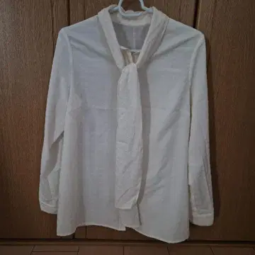 리본 포함 화이트 긴팔 블라우스