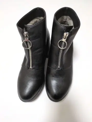 지퍼 달린 블랙 숏부츠