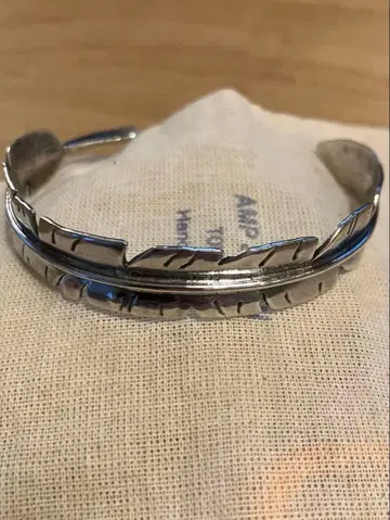 앰프 재팬 페더 뱅글