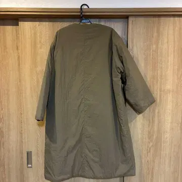 올리브색 나일론 롱 코트