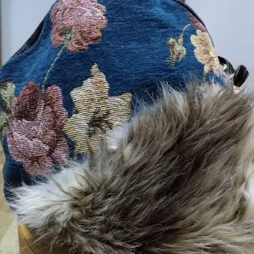 꽃무늬 퍼 플라이트 캡