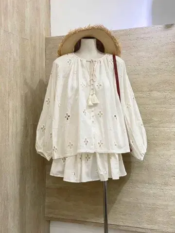 화이트 자수 벌룬 슬리브 셔츠 + 스커트 S 사이즈