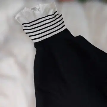 스트라이프 패턴 슬리브리스 니트 원피스