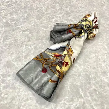 대형 스카프 86 x 86 문장 패턴 그레이 계열 빈티지풍