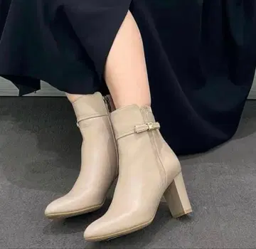 새상품급 [ DIANA ] 사이드 리본 달린 숏부츠