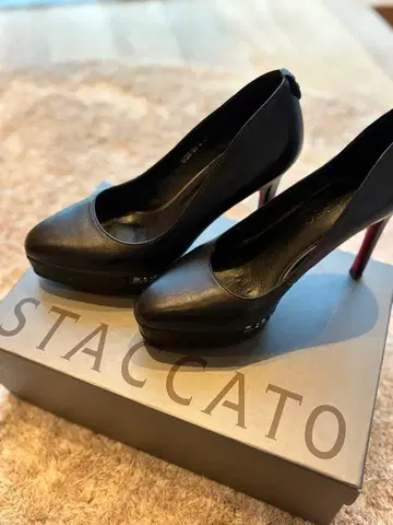 STACCATO 블랙 하이힐 펌프스