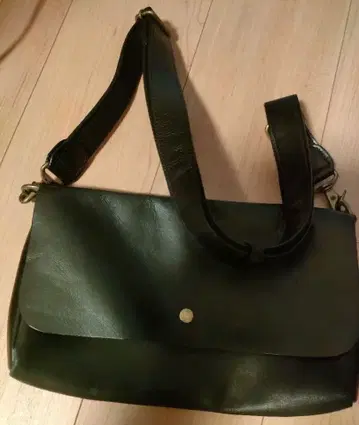 블랙 가죽 숄더백 골드 버튼 포함