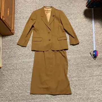 브라운 정장 세트 자켓과 스커트