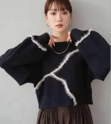 라인 샤기 크롭 니트 풀오버 블랙/lumier 같은 형태