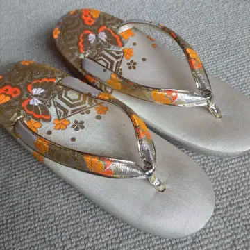 골드 컬러 나비와 꽃 무늬 조리