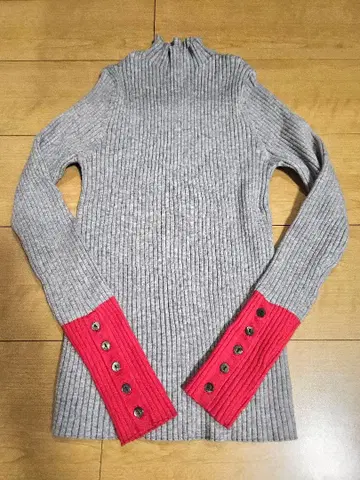 Gready Brilliant 리브 하이넥 스웨터 그레이 x 빨간색