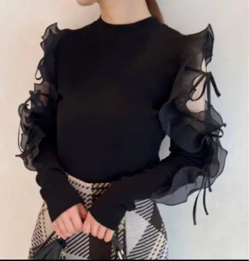 택 포함 미사용 새상품 스나이델 프릴 슬리브 니트 풀오버 블랙