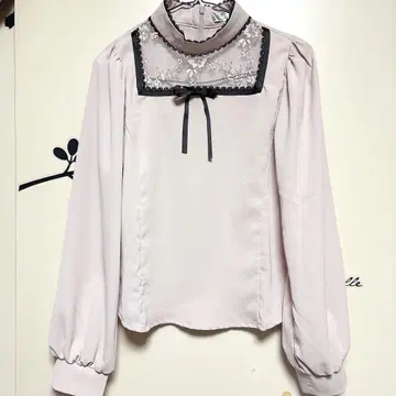 pium 하이넥 레이스 상의