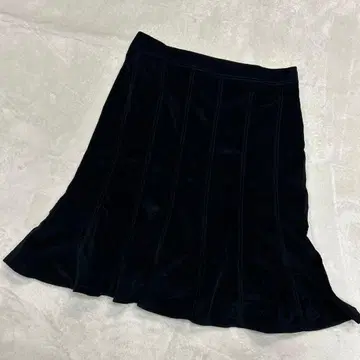 새상품급 MARELLA 블랙 코듀로이 플레어 스커트 무릎 기장