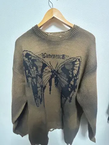 나비 디자인 브라운 니트 스웨터