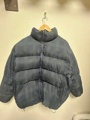 네이비 계열 체크 다운 자켓