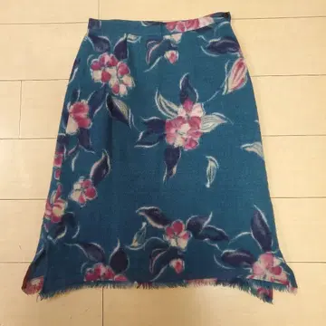 팔라스 팰리스 짙은 그린 컬러 꽃무늬 미디 스커트