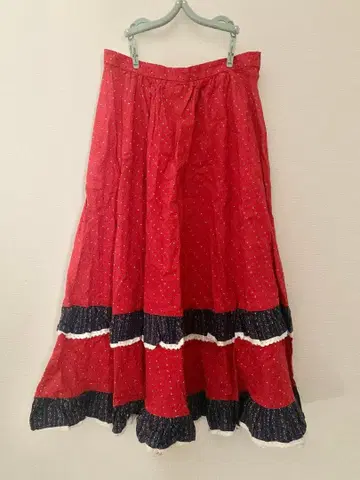 빨간색 스커트 프릴 달린 구제 의류