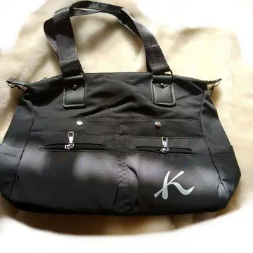 K 로고 포함 블랙 백 숄더백으로도 사용 가능한 핸드백 포켓 많음