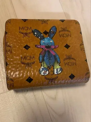 MCM 토끼 자수 이단 접이식 지갑