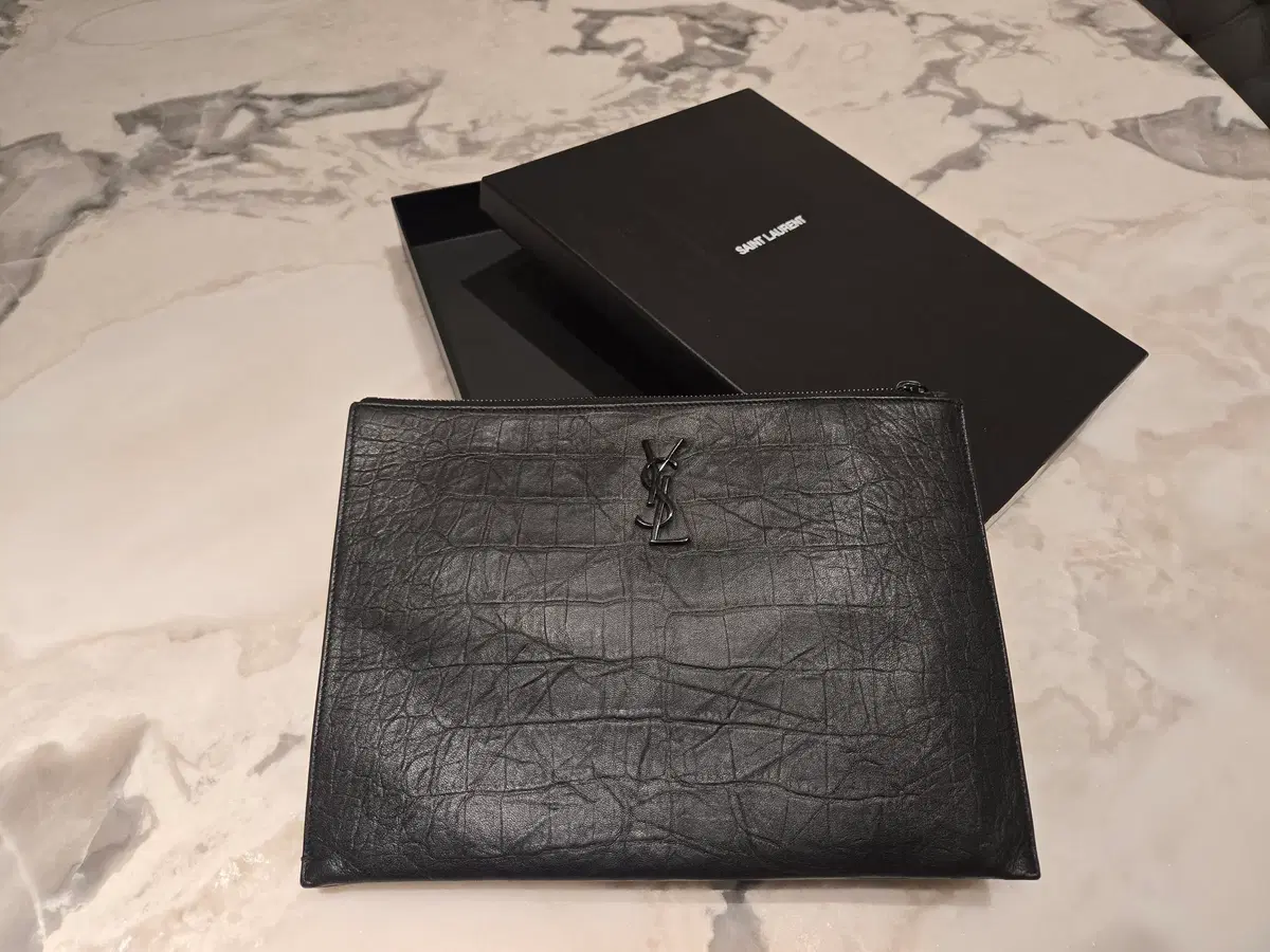 [Authentic] Saint Laurent Clutch Bag Medium Size 29*21 cm) For Sale.