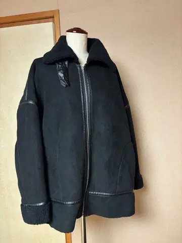 W.W.G 후즈후 갤러리 블랙 무스탕풍 자켓 보아 카라 부착