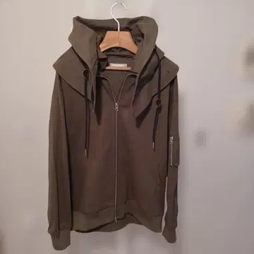 카키색 후드 부착 점퍼